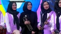 Keputusannya berhijab pun didukung oleh sang suami. Foto: Dok. Instagram/fitrop