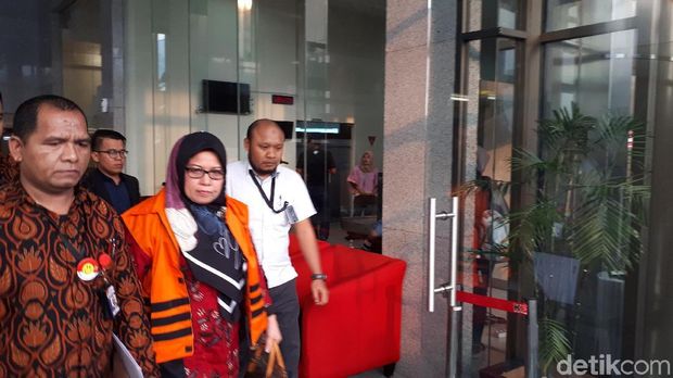  Tiaisah Ritonga ditahan KPK, Rabu (11/7/2018)