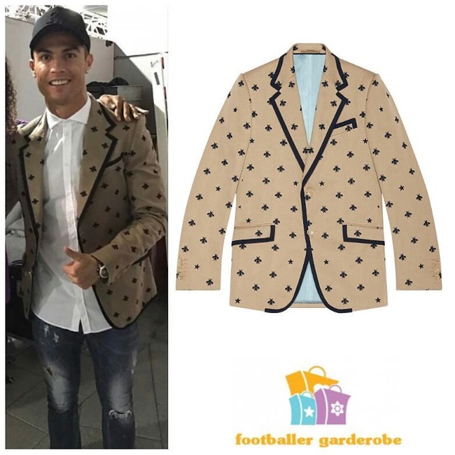 Blazer Gucci tampak membalut tubuh Cristiano Ronaldo. Blazer dengan motif bintang dan lebah khas Gucci ini harganya mencapai US$ 2.750 atau sekitar Rp 39,5 juta.Foto: Instagram/footballergarderobe