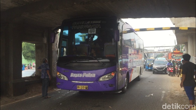 Bus Rombongan Ziarah Nyangkut di Jembatan Matraman, Lalin Macet Bus Rombongan Ziarah Nyangkut di Jembatan Matraman, Lalin Macet