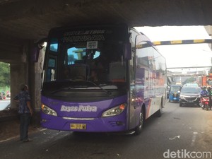 Bus Rombongan Ziarah Nyangkut di Jembatan Matraman, Lalin Macet