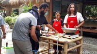 Chef Gerry antusias mengikuti rangkaian perjalanan Eksploresep by Kecap ABC di 6 kota. Lombok pun jadi destinasi terakhir pilihan tim Kecap ABC. Foto: detikfood