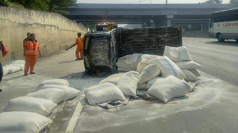 Pikap Muat Beras Terguling di Tol Bogor Arah Jakarta Pikap Muat Beras Terguling di Tol Bogor Arah Jakarta