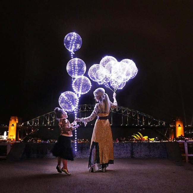 Untuk kami, pakai baju kembar hanyalah untuk senang-senang. Itu membuat kami tertawa, itu positif, itu membahagiakan, itu membawa senyum dari setiap orang di mana kami berada. Dan yang paling penting, si kecil Ivy tertawa dengan riang saat ayahnya melihat kami dan berkata hai kalian berdua terlihat sama, tuturnya. Foto: Instagram @byjowalker