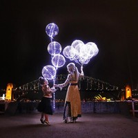 Untuk kami, pakai baju kembar hanyalah untuk senang-senang. Itu membuat kami tertawa, itu positif, itu membahagiakan, itu membawa senyum dari setiap orang di mana kami berada. Dan yang paling penting, si kecil Ivy tertawa dengan riang saat ayahnya melihat kami dan berkata hai kalian berdua terlihat sama, tuturnya. Foto: Instagram @byjowalker