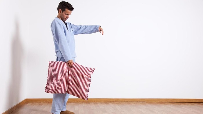 Tidur sambil berjalan atau sleepwalking terjadi karena ketidakseimbangan bahan kimia di dalam tubuh seseorang/Foto: Thinkstock Tidur sambil berjalan atau sleepwalking terjadi karena ketidakseimbangan bahan kimia di dalam tubuh seseorang/Foto: Thinkstock