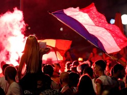 Mereka berpesta dengan turun ke jalan usai nonton bareng. REUTERS/Jean-Paul Pelissier.