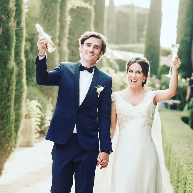 Antoine Griezmann memperkuat tim Prancis di Piala Dunia 2022 Qatar. Saat para istri dan kekasih pemain bola datang untuk mendukung, hal yang sama mungkin tidak terjadi bagi Antoine. Istrinya, Erika Choperena, jarang menunjukkan diri di hadapan publik. Saat mereka menikah pun pada 2017, hanya keluarga dekat dan sahabat yang tahu. (Foto: Instagram)