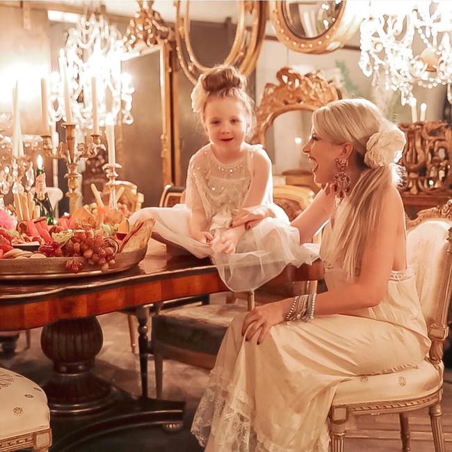 Mulai Gucci hingga Dolce & Gabanna, Jo rela mengeluarkan uang yang lebih banyak agar ia dan si kecil bisa tampil lebih gaya. Foto: Instagram @byjowalker