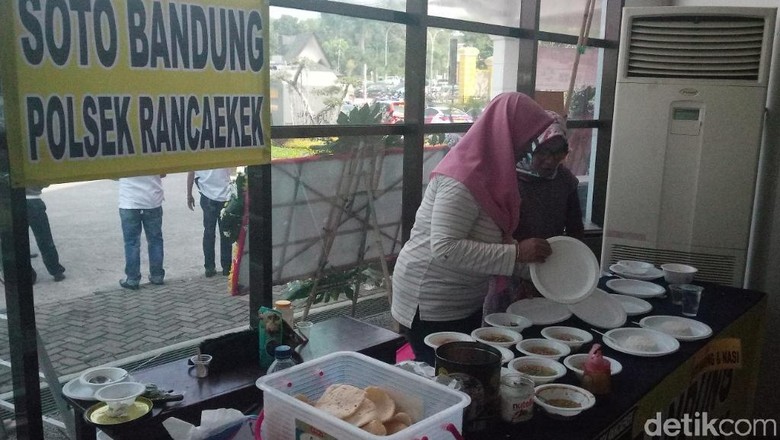 Pengamen hingga PKL Meriahkan HUT Bhayangkara di Bandung Pengamen hingga PKL Meriahkan HUT Bhayangkara di Bandung