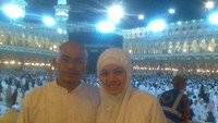 Foto Nikita Mirzani bersama sang ayah kala menunaikan ibadah umrah beberapa tahun lalu. Dok. Instagram/nikitamirzanimawardi_17
