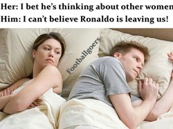 Mungkin kepindahan Ronaldo juga merembet ke hubungan beberapa pasutri nih, sebab bukan rahasia banyak berita istri dan suami cekcok karena persaingan Ronaldo dan Messi. (Foto: Twitter @Footballgoers)