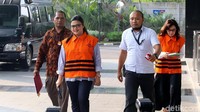 Rooslynda Marpaung dan Rinawati Sianturi menjalani pemeriksaan dengan mengenakan rompi tahanan KPK.
