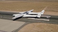 Pesawat ini akan sangat berguna bagi perusahaan yang ingin mengirim satelit ke luar angkasa. Allen juga ingin meluncurkan roket seukuran pesawat ulang alik NASA dari pesawat di masa mendatang. Youtube/Stratolaunch.