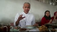 Warungnya sederhana tapi ramai, satenya enak, kata Ganjar saat mencicip sate ayam lasoh di daerah Slatri, Kabupaten Brebes. Foto: instagram @ganjar_pranowo
