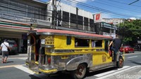 Di bagian samping Jeepney biasanya tertulis rute dari si Jeepney. Jadi traveler lebih gampang memilih angkot yang mana bila ingin keliling kota di Filipina. (Syanti/detikTravel)