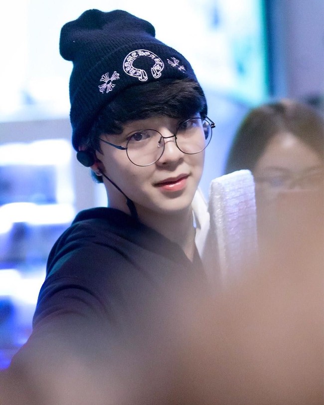 Pakai kacamata dan beanie, penampilan Suradet terlihat menawan. Foto: dok. Instagram @bbasjtr