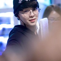 Pakai kacamata dan beanie, penampilan Suradet terlihat menawan. Foto: dok. Instagram @bbasjtr