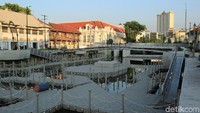 Foto: Area Kali Besar yang dipermak untuk jalan santai. Bukan sembarang jalur pejalan kaki, tapi pijakan terapung (Randy/detikTravel)