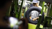 Para pekerja menyelesaikan pembuatan ban di pabrik Hankook Tire Indonesia.