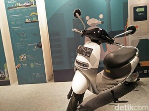 Abang Go-Jek Coba-coba Naik Motor Listrik