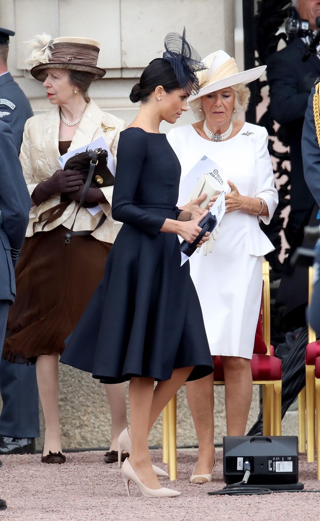 Penampilan serba hitam disempurnakan dengan sepatu pump berwarna nude, seolah untuk mempertegas kaki jenjangnya. Foto: Dok. Getty Images