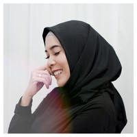 Tampilan baru Fitri Tropica menjadi sorotan banyak orang. Memakai hijab, ia pun mendapatkan banyak pujian dan apresiasi. Meski baru memutuskan berhijab, tampaknya presenter yang kerap disapa Fitrop ini sudah lihai memadupadankan hijab. Foto: Instagram/fitrop