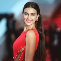 Irina Shayk memulai kariernya di dunia hiburan dengan menjadi model. Dia dikenal sebagai model majalah Sports Illustrated Swimsuit. Pernah berpacaran dengan Cristiano Ronaldo, wanita Rusia ini kemudian terjun ke dunia akting. Irina membintangi beberapa film di antaranya Hercules. (Foto: Instagram)