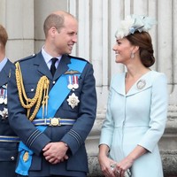 Kate Middleton bertemu Pangeran William yang kini menjadi suaminya ketika keduanya berkuliah di St. Andrews University tahun 2001. Awalnya Kate dan William berteman, lalu mulai berpacaran selama satu dekade dan menikah di 2011. Foto: Dok. Getty Images