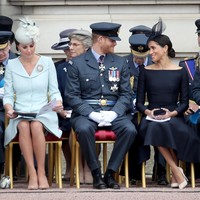 Meghan memadukan gaun hitam bersama topi dengan aksen lipit dari Stephen Jones.  Foto: Dok. Getty Images