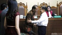 Usai memberikan kesaksian, JK tampak menghampiri Suryadharma Ali.