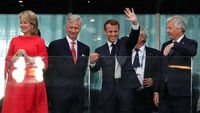 Raja Belgia Philippe didampingi istrinya, Ratu Mathilde, menonton pertandingan semi final Piala Dunia 2018 di tribun yang sama dengan Presiden Prancis Emmanuel Macron. Foto: Toru Hanai/RUTERS