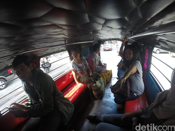 Hal lain yang juga membuat berbeda dari Jeepney adalah tempat naiknya. Kalau angkot di Indonesia biasanya naik dari pintu samping, sedangkan Jeepney naik dari pintu belakang. (Syanti/detikTravel) Hal lain yang juga membuat berbeda dari Jeepney adalah tempat naiknya. Kalau angkot di Indonesia biasanya naik dari pintu samping, sedangkan Jeepney naik dari pintu belakang. (Syanti/detikTravel)