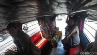 Hal lain yang juga membuat berbeda dari Jeepney adalah tempat naiknya. Kalau angkot di Indonesia biasanya naik dari pintu samping, sedangkan Jeepney naik dari pintu belakang. (Syanti/detikTravel)