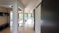 Interior dinding rumah ini di cat dengan warna putih glossy. Istimewa/Simon Whitbread/Inhabitat.
