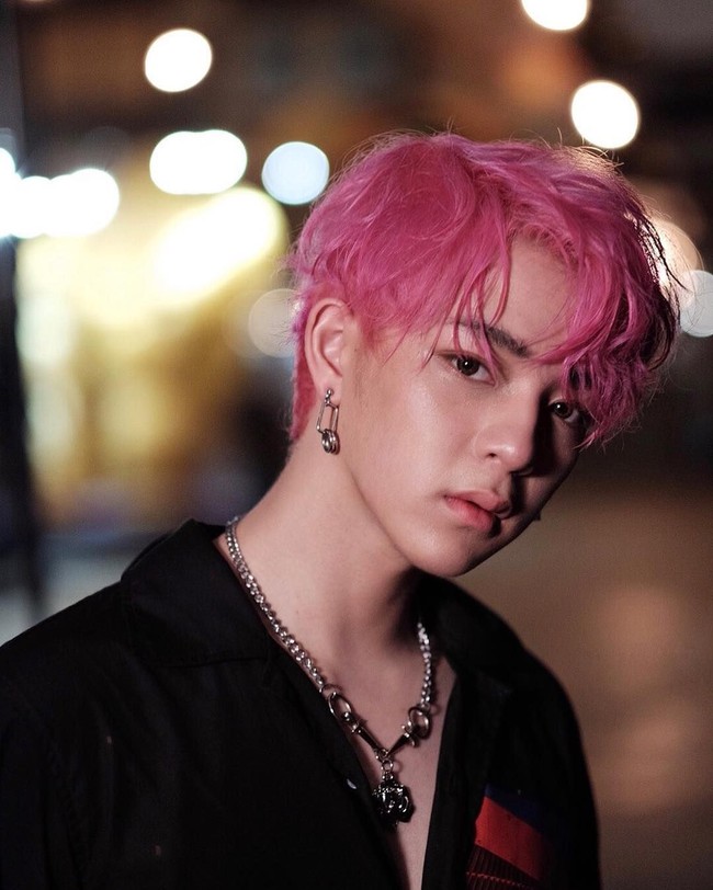 Tak hanya gaya rambutnya saja yang berubah, Suradet juga banyak bereksplorasi dengan mengubah warna rambutnya mulai dari platinum hingga pink. Foto: dok. Instagram @bbasjtr