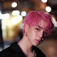 Tak hanya gaya rambutnya saja yang berubah, Suradet juga banyak bereksplorasi dengan mengubah warna rambutnya mulai dari platinum hingga pink. Foto: dok. Instagram @bbasjtr