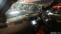 Bagian kabin Avanza lansiran 2004 yang telah dimodifikasi oleh Ari dari bengkel Dewi Sri Bali.