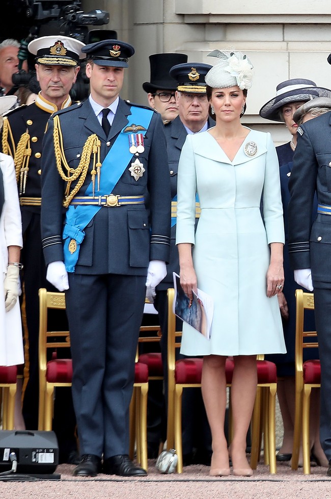 Kehadiran Kate Middleton cukup mengejutkan, sebab ia masih dalam masa cuti setelah melahirkan anak ketiganya, Pangeran Louis. Di hari itu, Kate tampil berbalut coat dress dari desainer favoritnya, Alexander McQueen. Foto: Dok. Getty Images