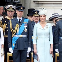 Kehadiran Kate Middleton cukup mengejutkan, sebab ia masih dalam masa cuti setelah melahirkan anak ketiganya, Pangeran Louis. Di hari itu, Kate tampil berbalut coat dress dari desainer favoritnya, Alexander McQueen. Foto: Dok. Getty Images