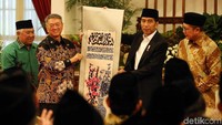 Presiden Jokowi saat menerima mushaf Alquran sepanjang 17 meter dari pengusaha Konghucu asal Malaysia, Tan Sri Lee Kim Yew di Istana Negara, Jakarta Pusat, Rabu (11/7/2018). 