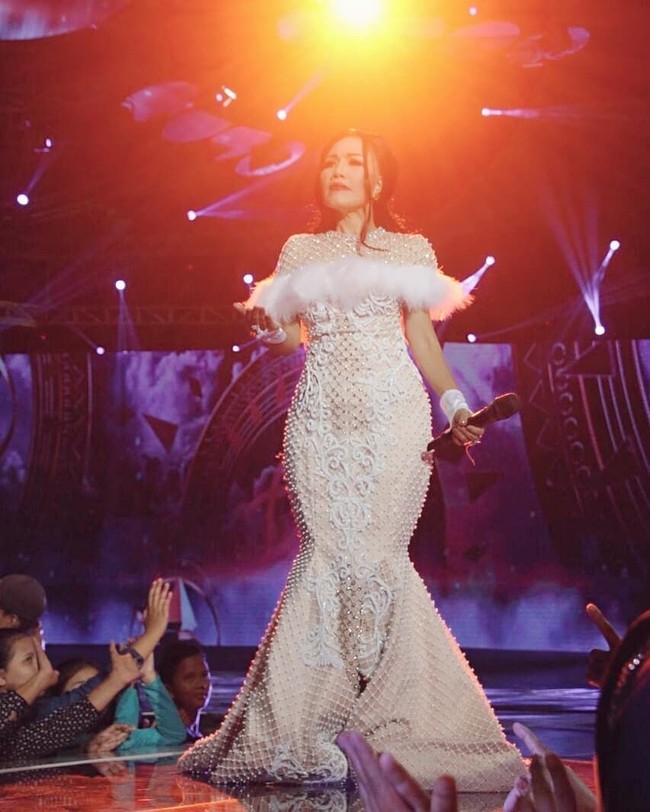  Penampilan Rita saat mengenakan gaun dengan potongan mermaid yang nampak anggun. Foto: dok. Instagram @ritsu1909