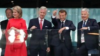 Philippe dan Macron pun menyapa tim mereka masing-masing dari tribun penonton. Foto: Toru Hanai/RUTERS