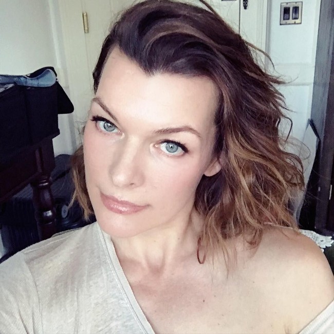 Mila Jovovich adalah model sekaligus aktris Hollywood asal Rusia yang dikarunia wajah cantik, sekaligus mata yang sangat indah. (Foto: Instagram)