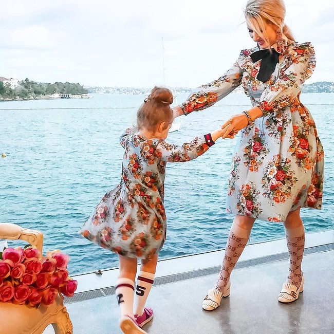 Masih dari Gucci, kali ini keduanya sama-sama pakai dress yang harganya sekitar AUD $1,090 (Rp 11,5 jutaan) dan AUD $2,566 (Rp 27,2 jutaan). Foto: Instagram @byjowalker