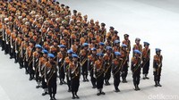 Pasukan polisi cilik itu kemudian menghadap ke arah mimbar kehormatan yang diduduki Presiden Joko Widodo, Ibu Negara Iriana Jokowi, Wakil Presiden Jusuf Kalla dan istrinya Mufidah Kalla, serta Kapolri Jenderal Tito Karnavian serta Ibu Bhayangkari Tri Suswati juga para pejabat. Mereka memamerkan sejumlah formasi. (Foto: Audrey/detikcom)