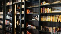 Ternyata, kamarnya tersembunyi di balik rak buku! (Afif Farhan/detikTravel)
