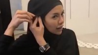Vivi Zubedi mengunggah foto kala Nikita Mirzani mencoba tampil berhijab. Dok. Instagram/vivizubedi