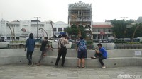 Foto: Tersedia juga sejumlah area dengan bangku yang bisa dinikmati oleh traveler. Santai sore di sini asyik loh (Randy/detikTravel)