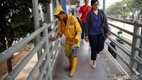 Meski dalam perbaikan, para pejalan kaki masih bisa melintas di JPO tersebut.